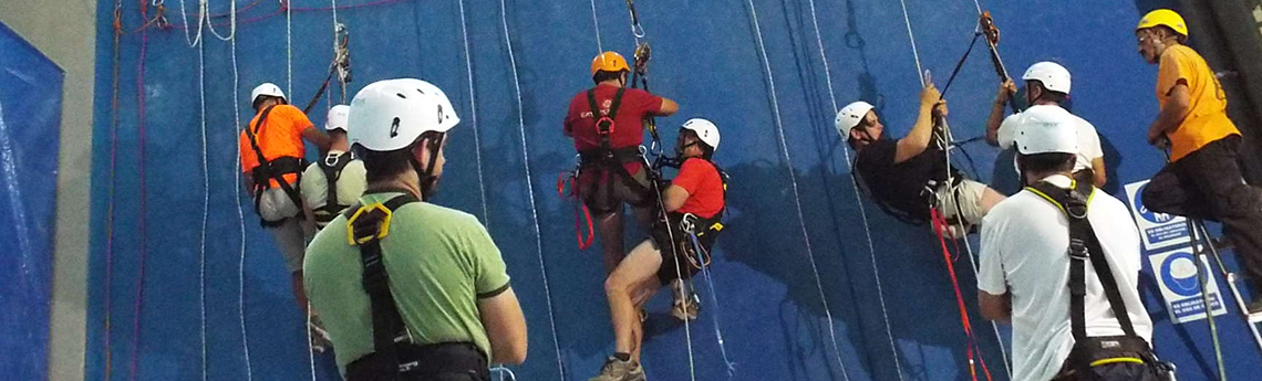 Curso de Trabajos Verticales Nivel Básico Curso de Trabajos Verticales Nivel Básico